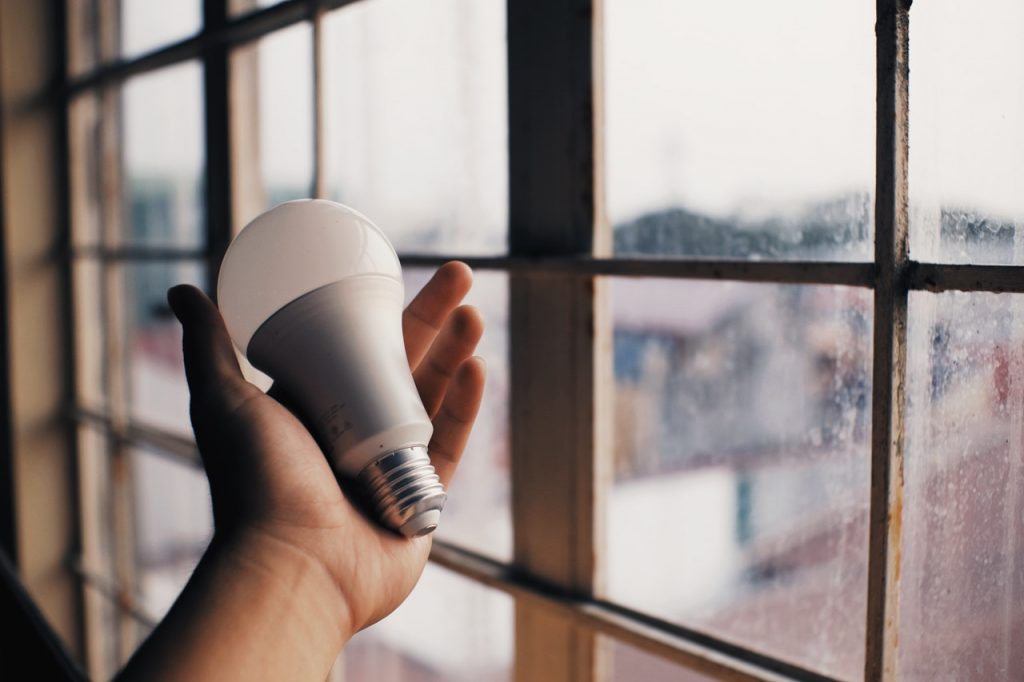 cara menjaga kelestarian lingkungan dengan lampu LED